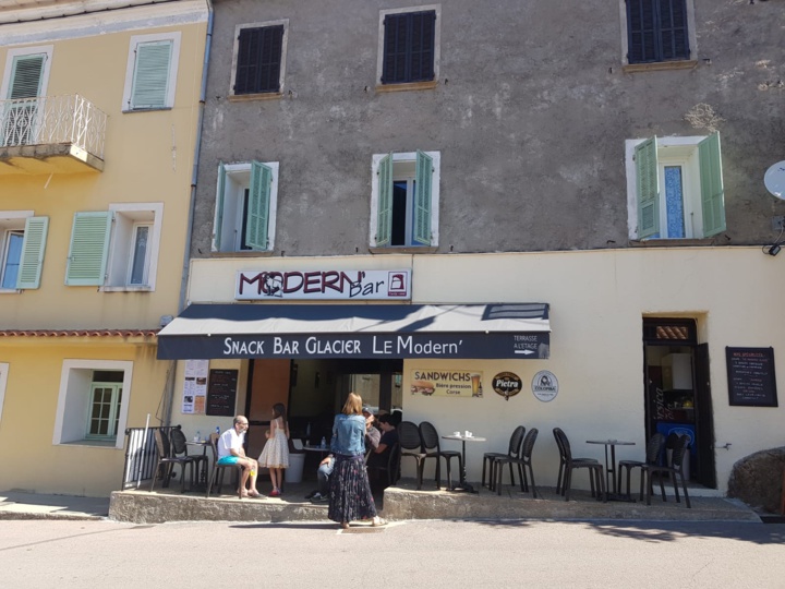 Mitraillage d’un café à Evisa, le Cullettivu Maffia No’, a Vita Iè apporte son soutien aux victimes.