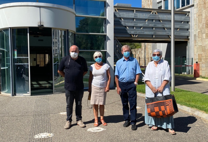 La délégation du Cullettivu avant la réunion. La délégation du Cullettivu avant la réunion.