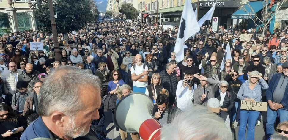 3000 personnes à la manifestation contre la mafia à Aiacciu 3000 personnes à la manifestation contre la mafia à Aiacciu
