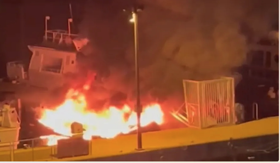 Un zodiac de la société Nave Va entièrement détruit par le feu à Aiacciu Un zodiac de la société Nave Va entièrement détruit par le feu à Aiacciu