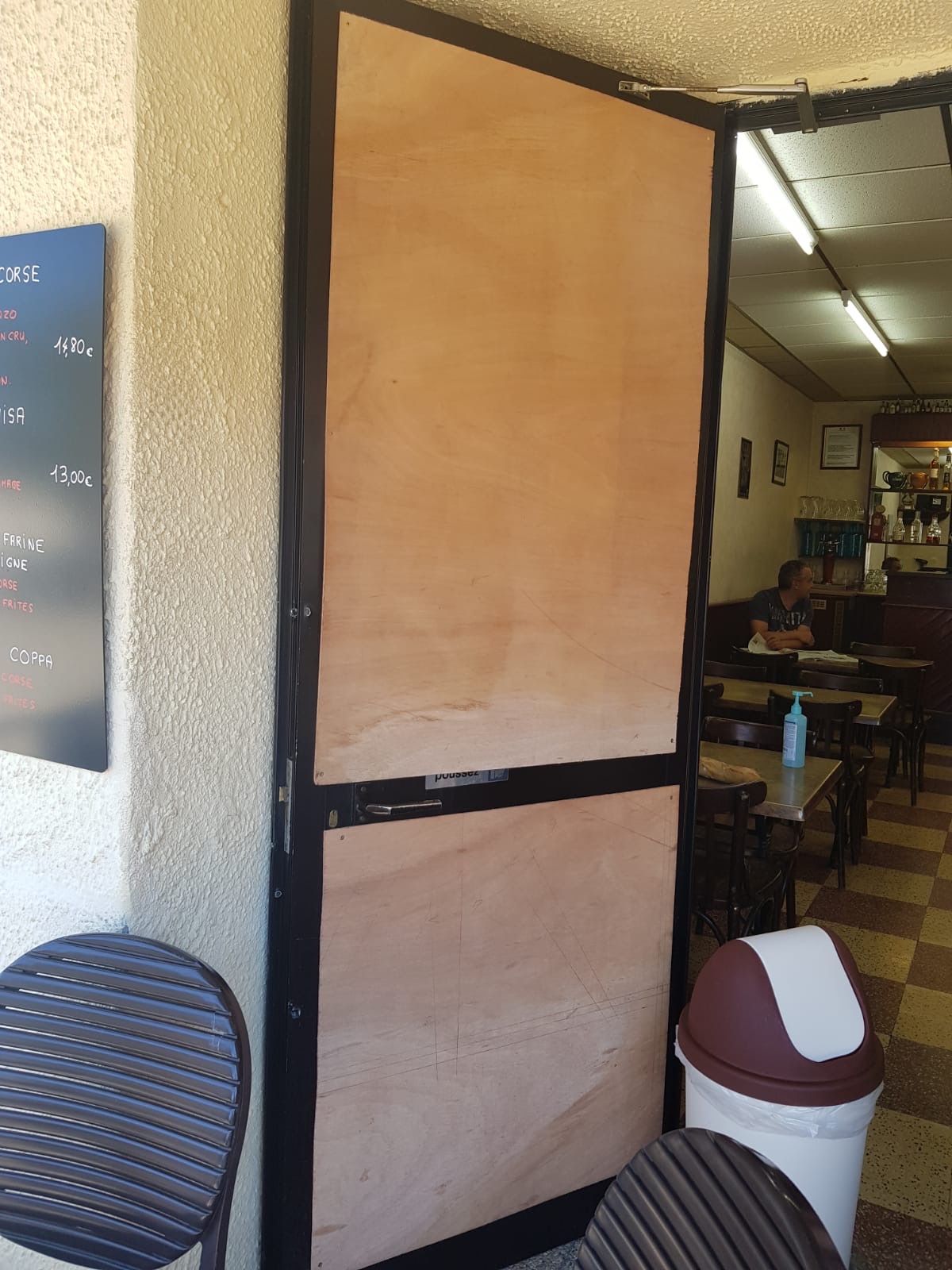 Mitraillage d’un café à Evisa, le Cullettivu Maffia No’, a Vita Iè apporte son soutien aux victimes.